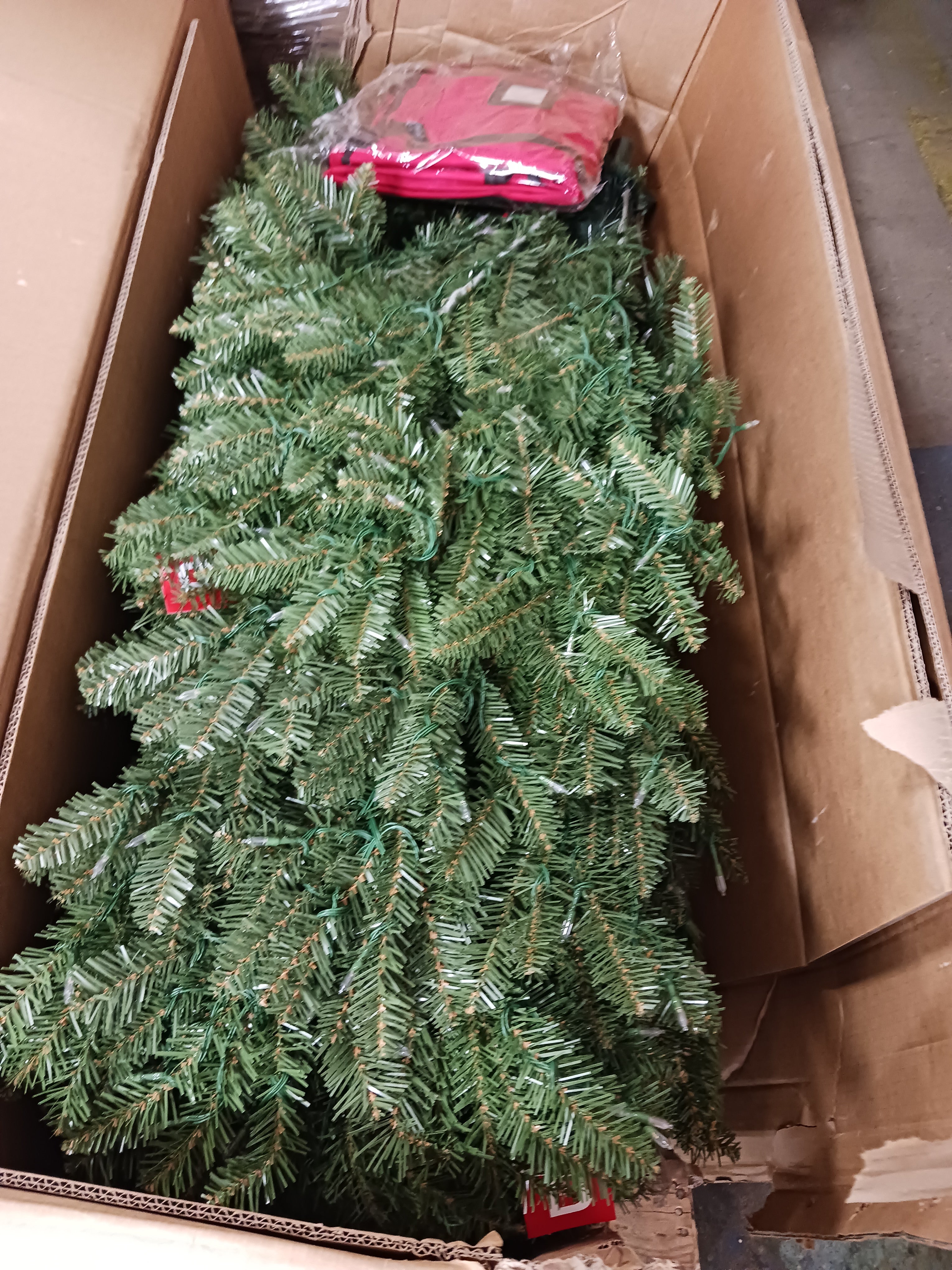 Liberty Lifestyle Christmas Tree 10 ft- Pre-Lit
